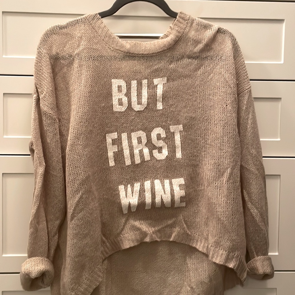 Elsn light weight sweater. Gently used. Perfect to layer!